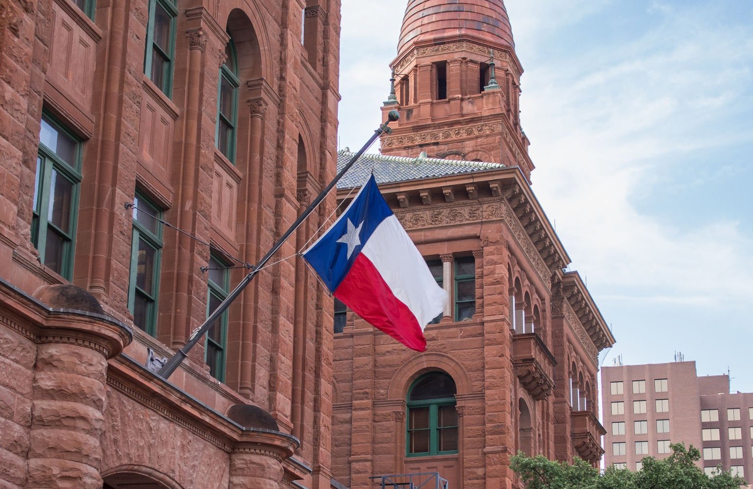 The exterior of a federal courthouse in Texas, representing the severity of federal child exploitation cases.